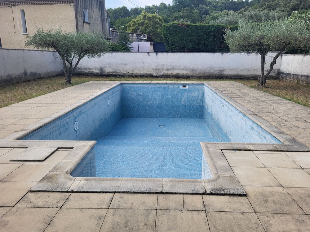 Villa d'archi. 164 m² avec piscine, sur 1 265 m² de terrain.