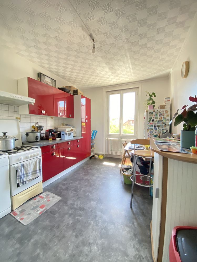 Appartement T3 proche avec cave, grenier et place de parking
