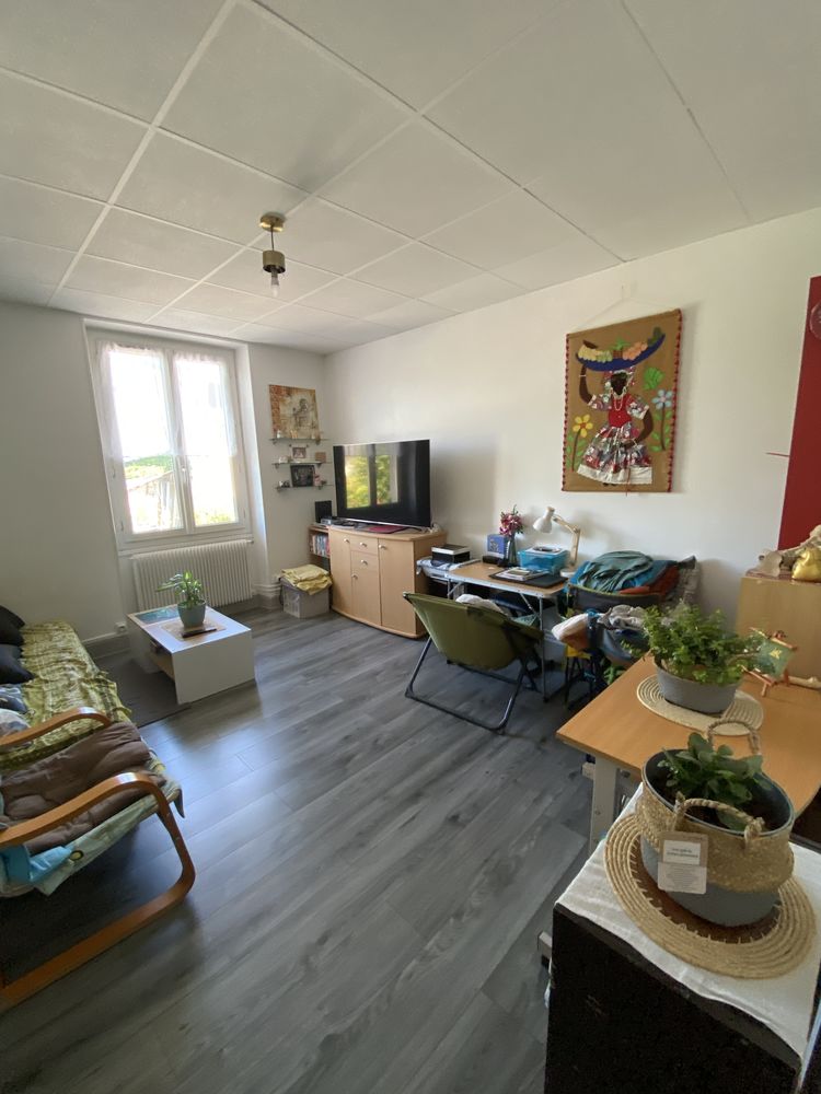Appartement T3 proche avec cave, grenier et place de parking