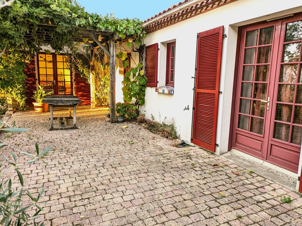 Grande maison dans un hameau tranquille