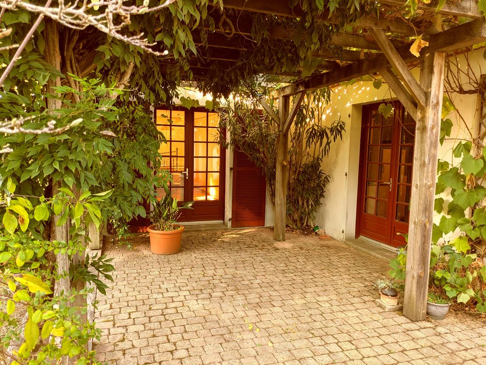 Grande maison dans un hameau tranquille