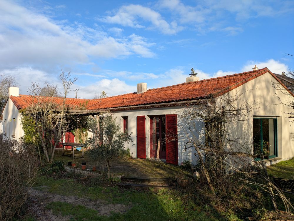 Grande maison dans un hameau tranquille