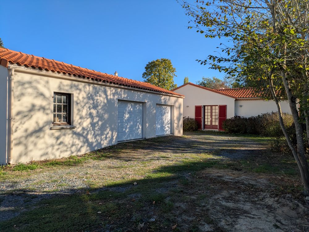 Grande maison dans un hameau tranquille