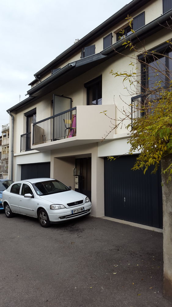 F3 DUPLEX 67 m2 dans pavillon , balcon , 2 GARAGES CENTRE SA