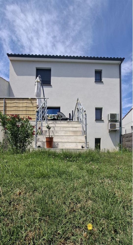 Maison familiale récente avec extérieur