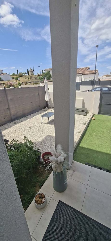 Maison familiale récente avec extérieur