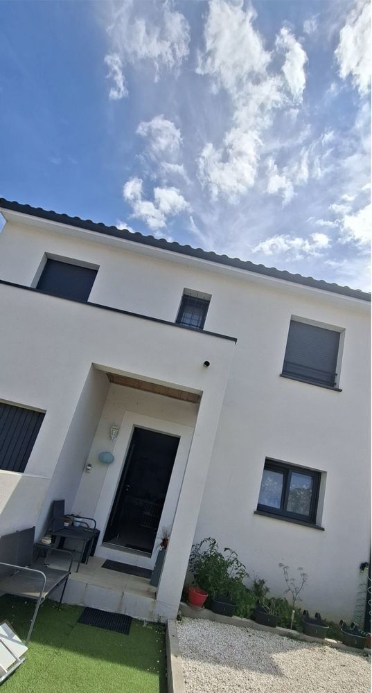 Maison familiale récente avec extérieur