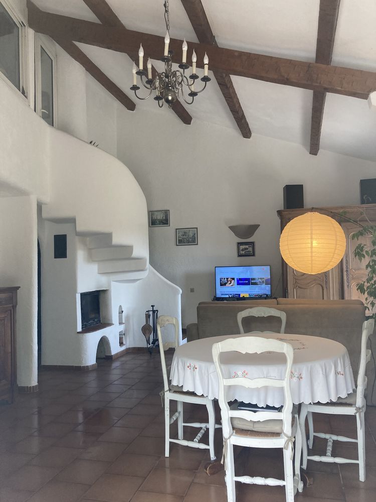 maison atypique avec garages ateliers et tres grand terrain