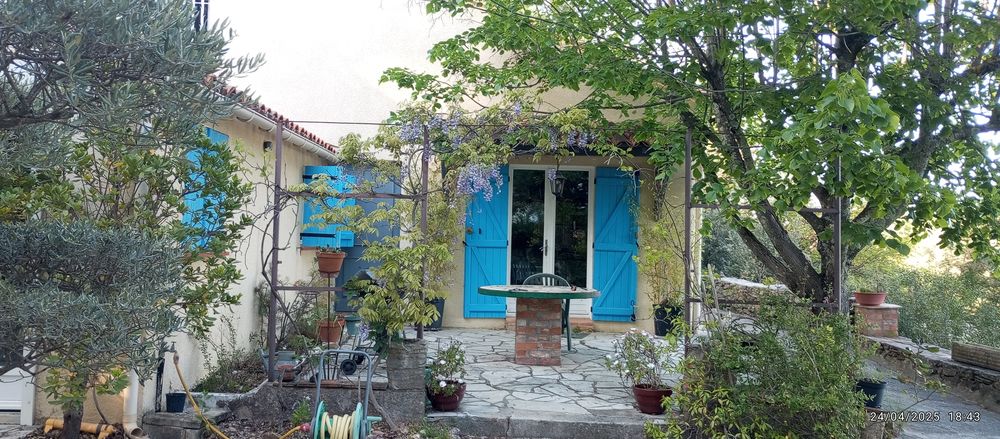 maison atypique avec garages ateliers et tres grand terrain