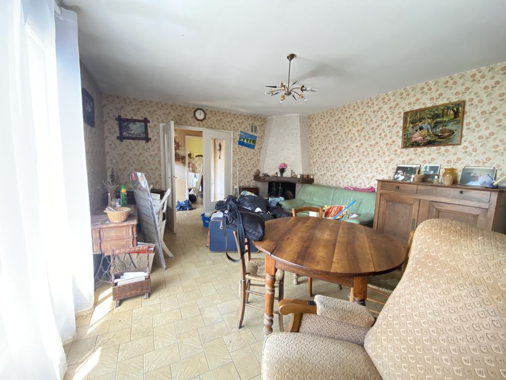 Maison avec sous-sol complet et terrain à rénover