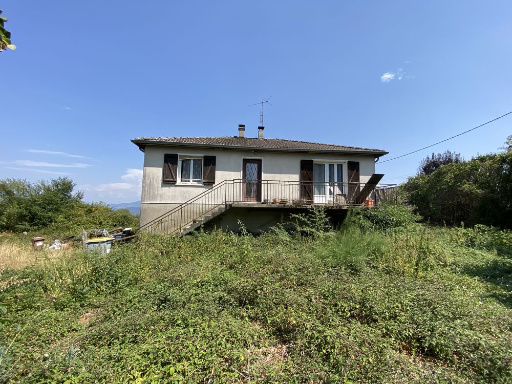 Maison avec sous-sol complet et terrain à rénover