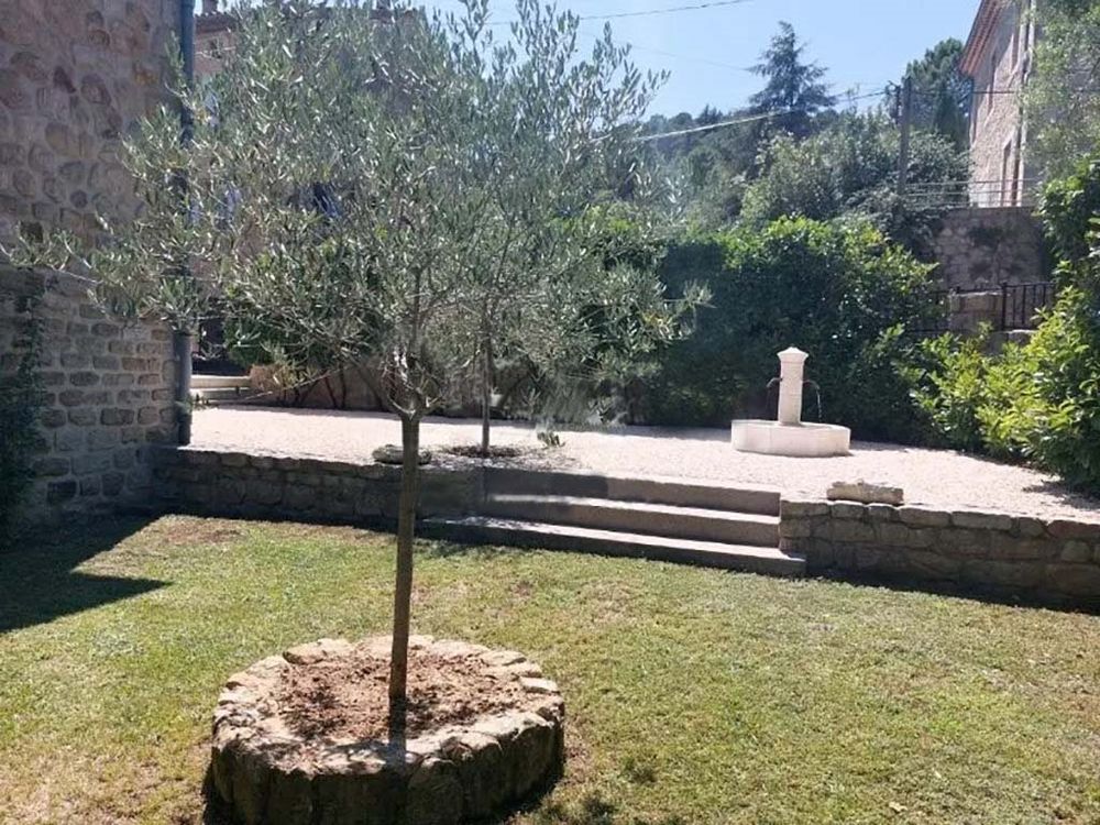 420.000 € - Maison en pierre avec piscine chauffée - Banne