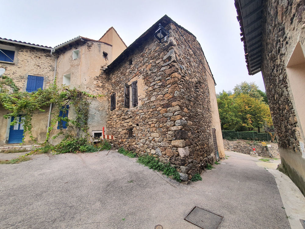 maison ancienne à rénover avec un grand garage attenant
