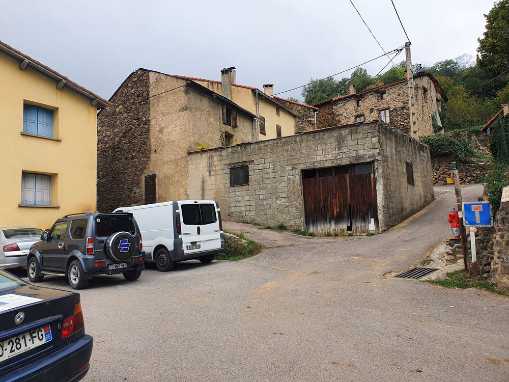 maison ancienne à rénover avec un grand garage attenant