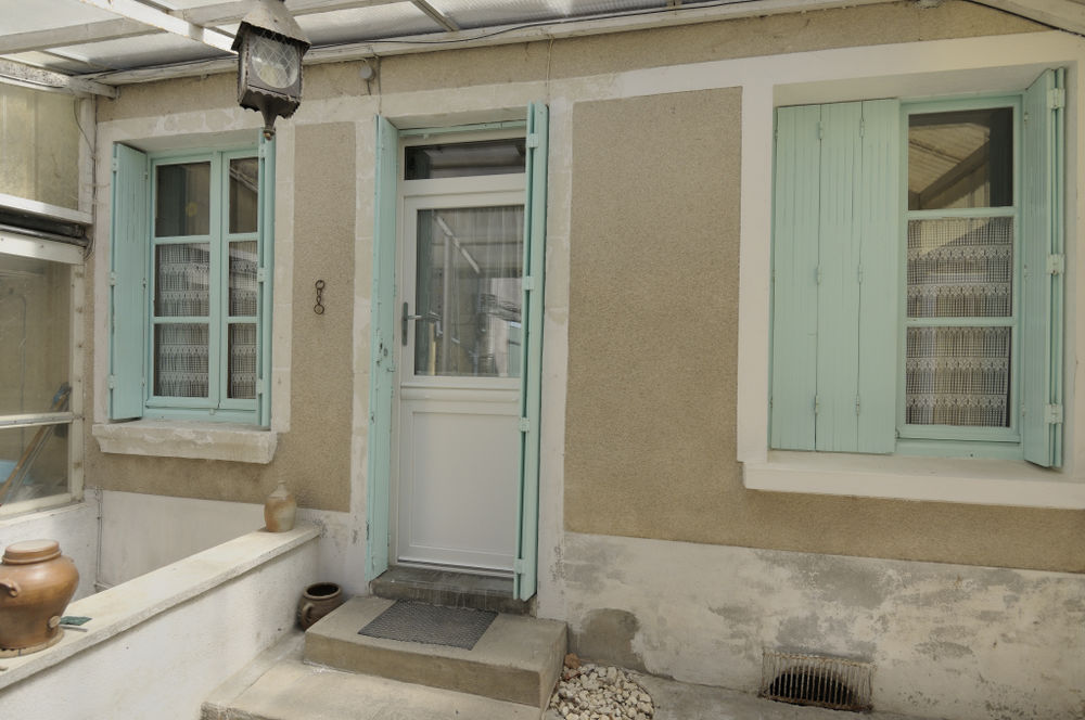 Maison de village en pierre de 5 pièces (109m2) à rénover.