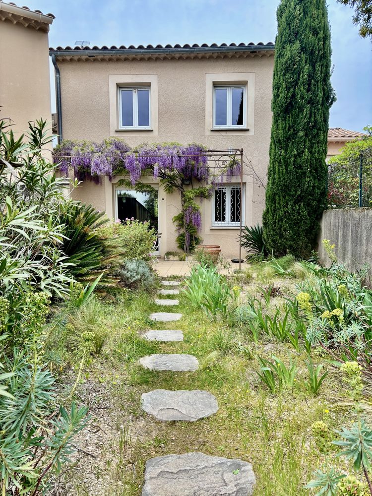 Maison parfait état avec jardin, terrasses et garage couvert