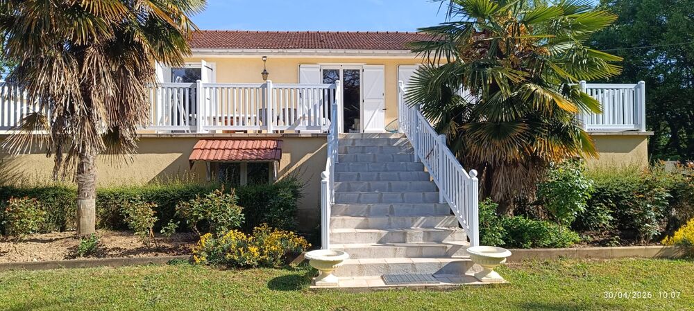 Maison traditionnelle avec sous-sol semi-enterré