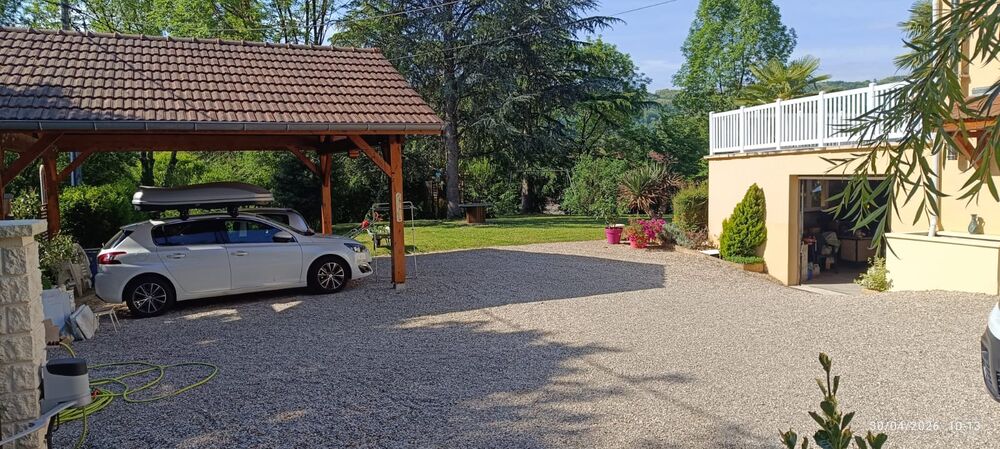 Maison traditionnelle avec sous-sol semi-enterré