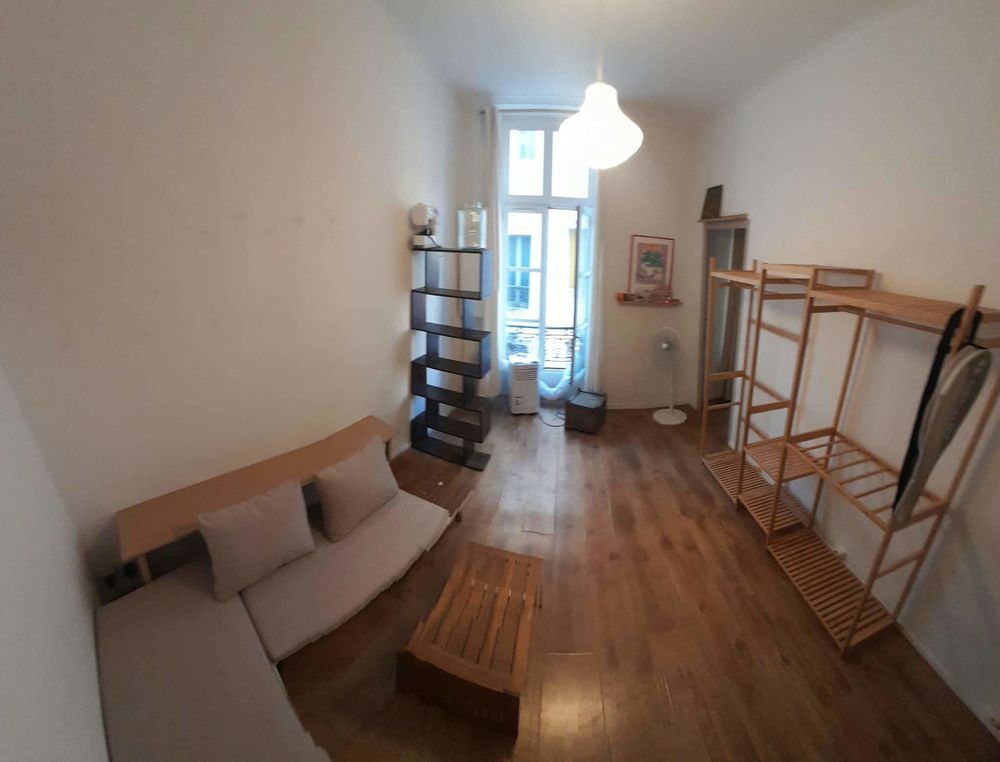 APPARTEMENT 2 PIECES DONNANT SUR LA PLACE DU MARCHE