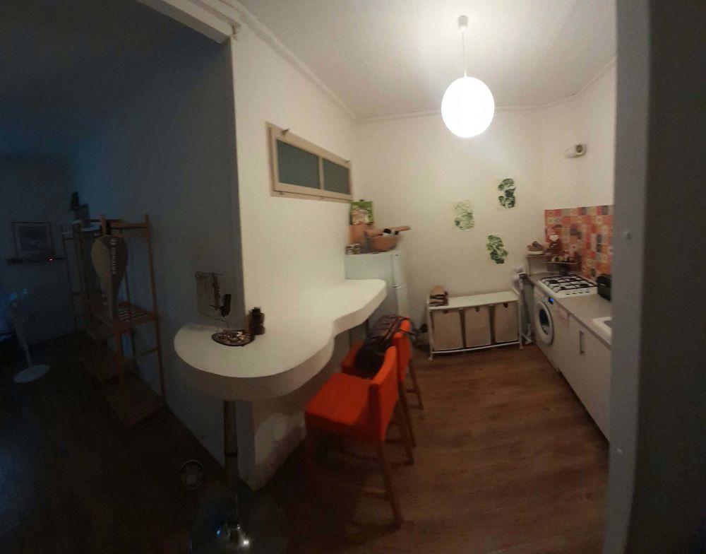 APPARTEMENT 2 PIECES DONNANT SUR LA PLACE DU MARCHE