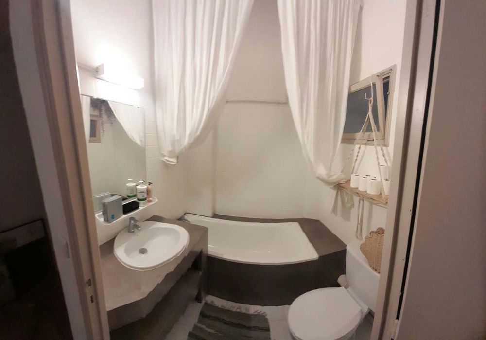 APPARTEMENT 2 PIECES DONNANT SUR LA PLACE DU MARCHE