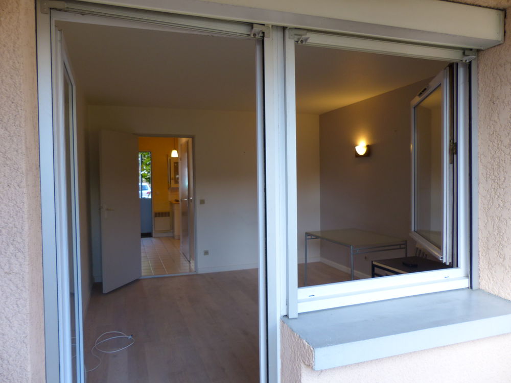 Appartement studio T1bis de 27m2 à Meylan (38) rez de jardin