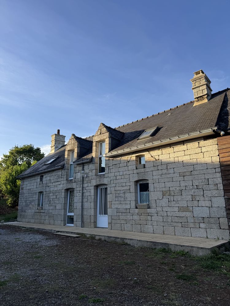 Ancien corps de ferme ? 2 longères, grands hangars