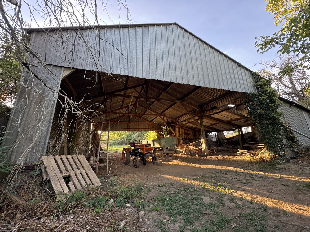 Ancien corps de ferme ? 2 longères, grands hangars