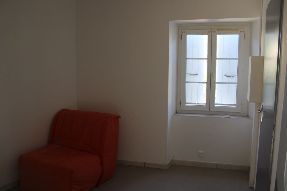Studio T1 refait à neuf.