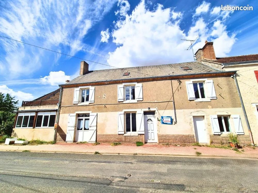 Maison de bourg avec petite cour
