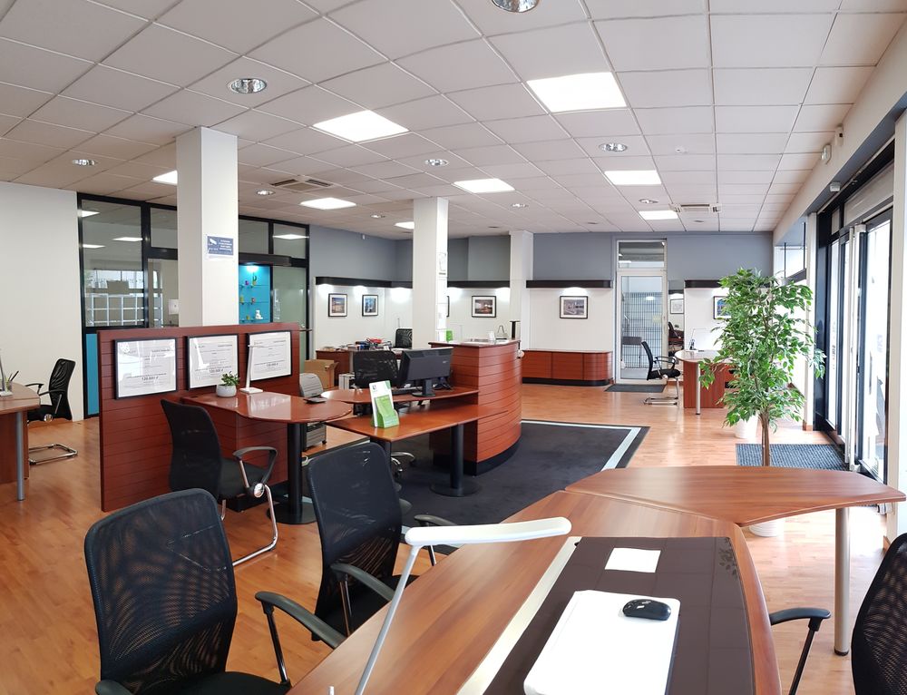 LOCAL 400M2 AVEC MAGASIN + BUREAUX + DEPOT + ATELIER