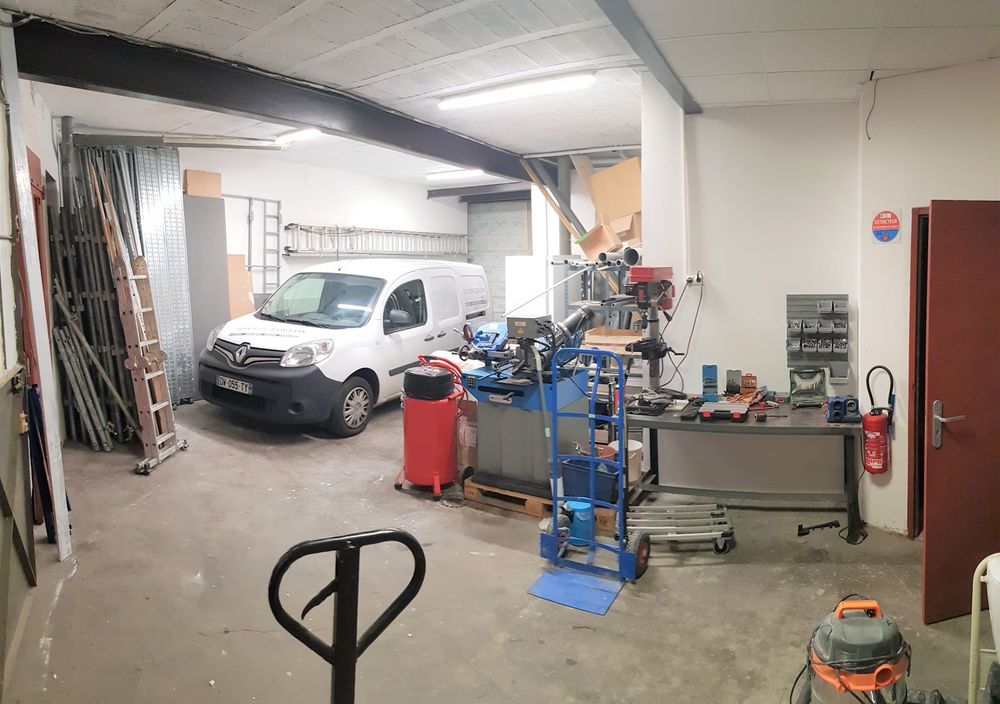 LOCAL 400M2 AVEC MAGASIN + BUREAUX + DEPOT + ATELIER