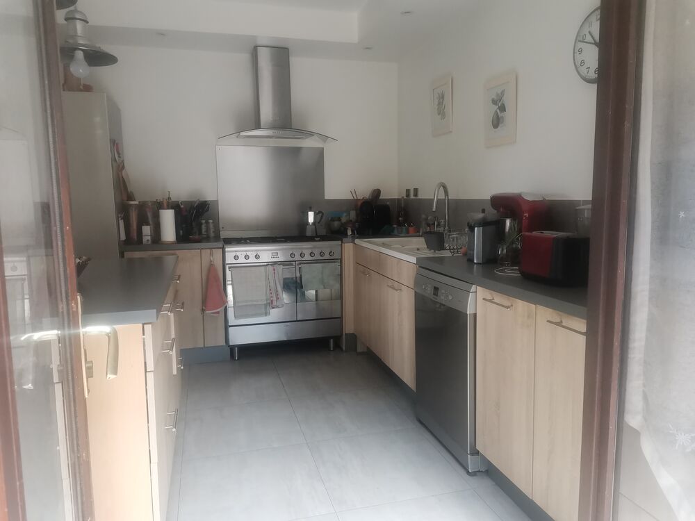 maison contemporaine avec un DPE B , située plein sud .