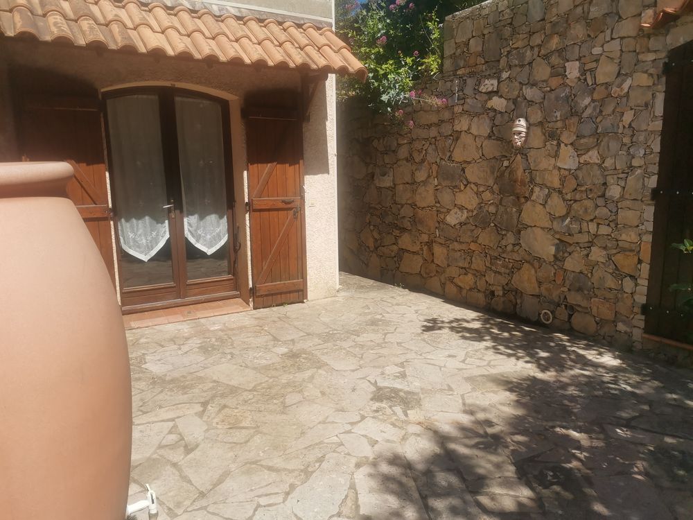 maison contemporaine avec un DPE B , située plein sud .