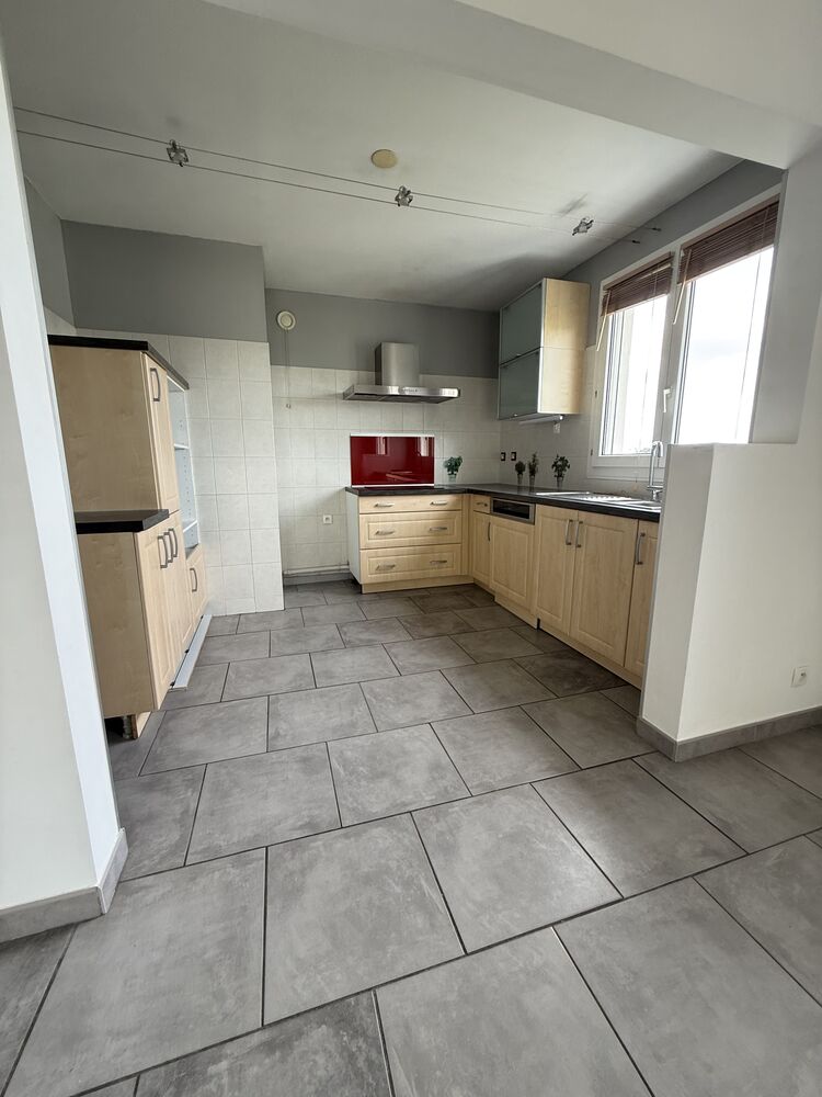 Appartement F5, traversant, dernier étage, terrasse, garage.