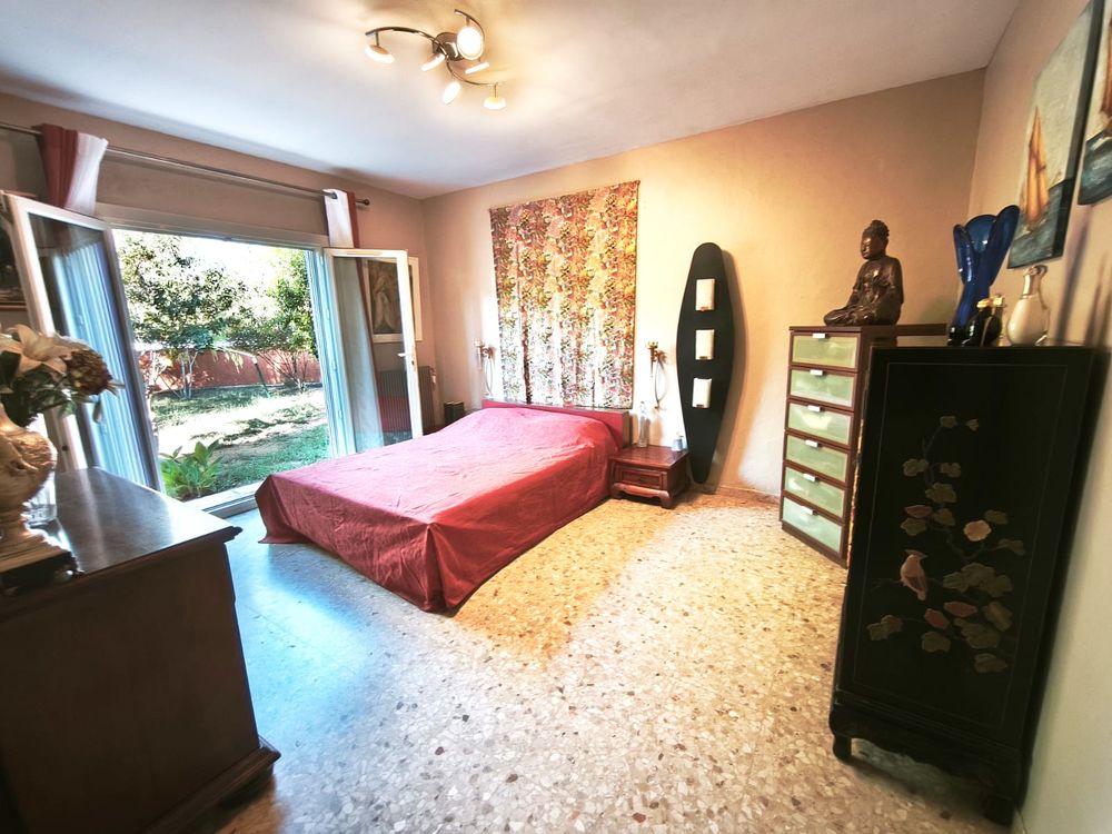 Maison de plain-pied avec jardin arboré au c?ur du village