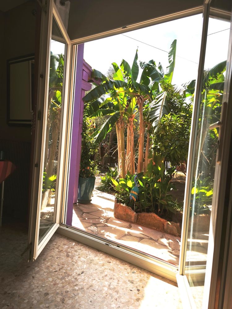 Maison de plain-pied avec jardin arboré au c?ur du village