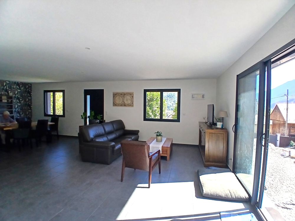 Villa contemporaine de 83 m² construite en 2023 + Grange