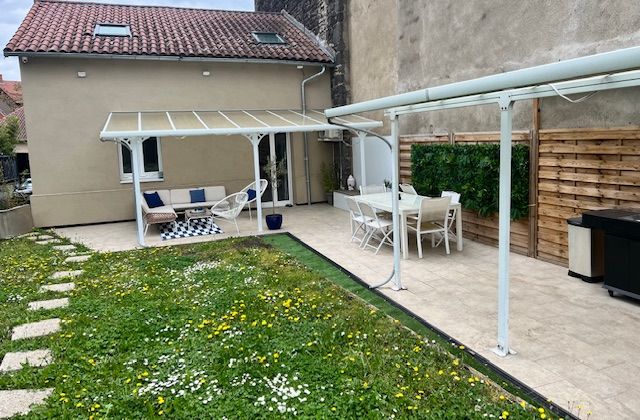 Maison entièrement rénovée avec jardin, terrasse idéalement