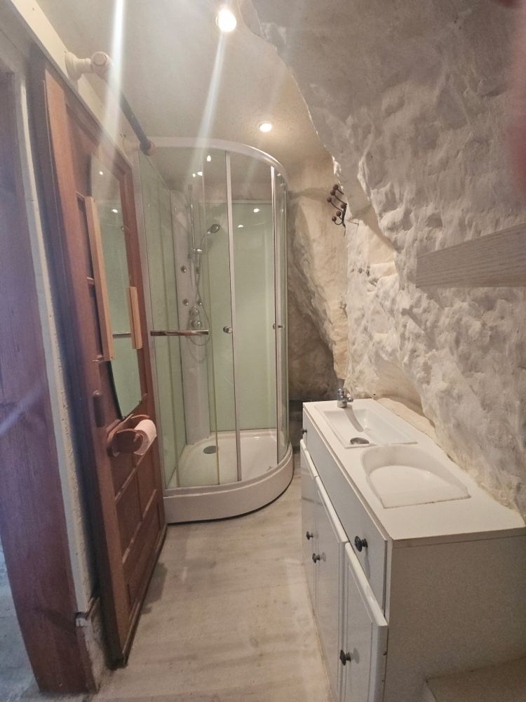 * Maison troglodyte et 2 troglos