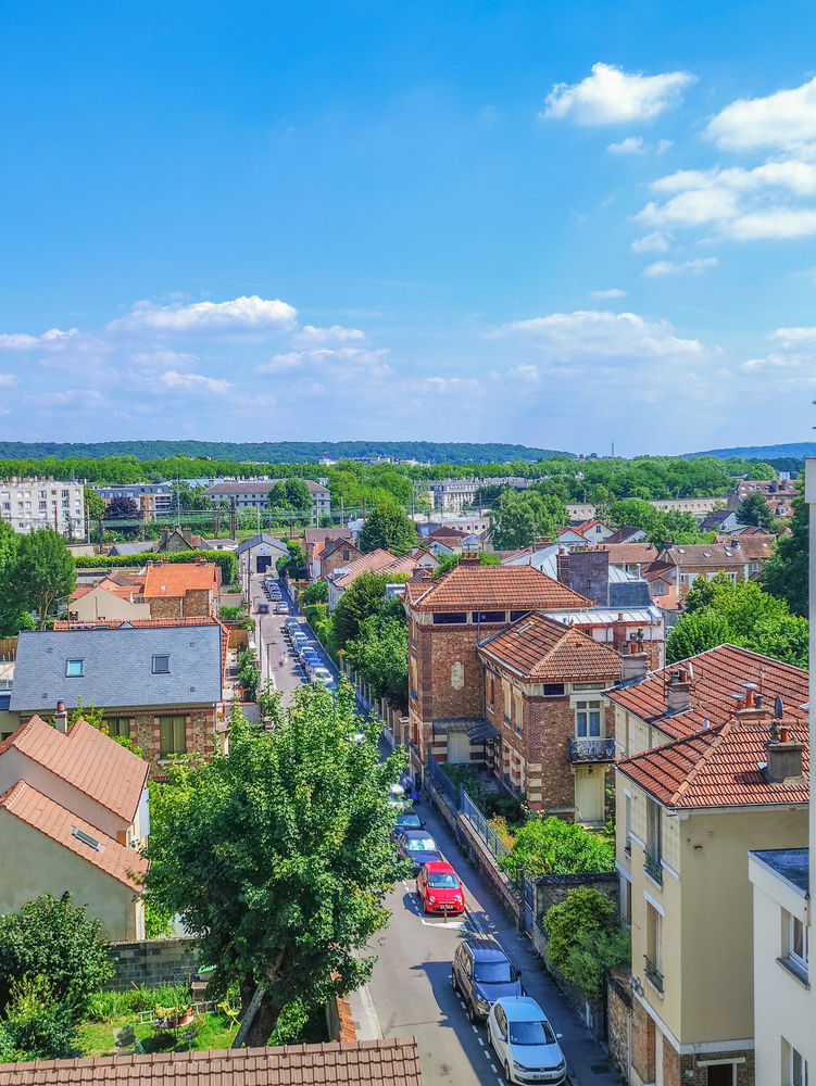 Bel appartement en étage élevé avec balcons sur la verdure.