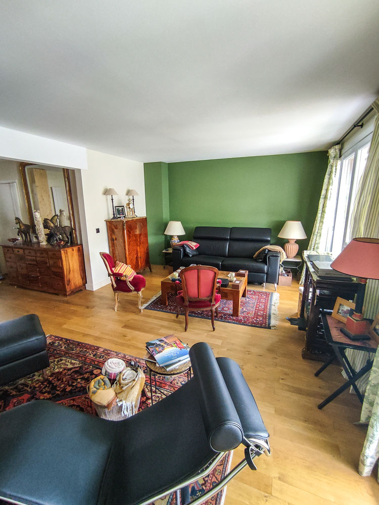 Bel appartement en étage élevé avec balcons sur la verdure.