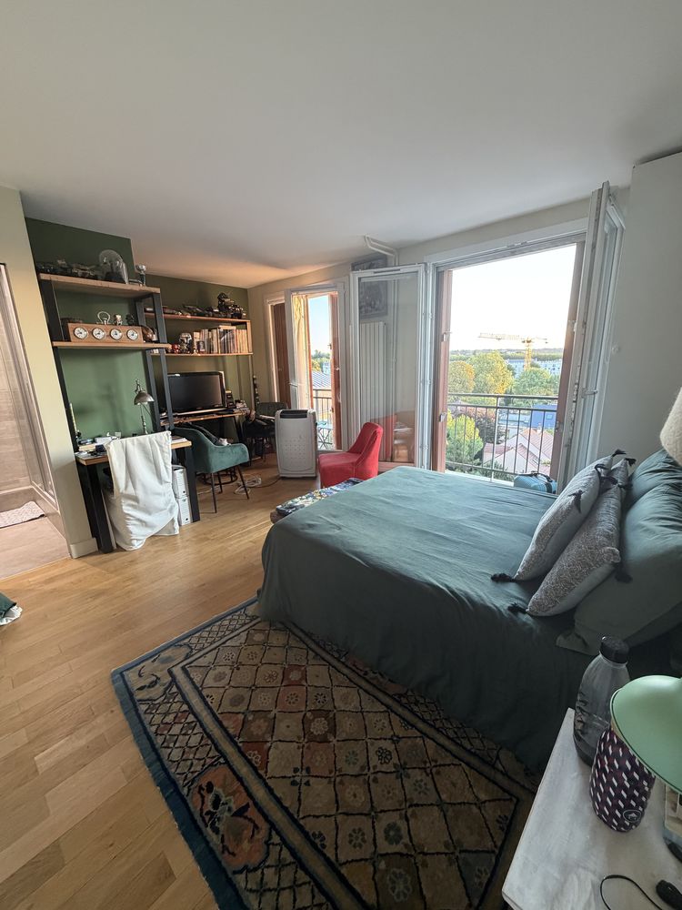 Bel appartement en étage élevé avec balcons sur la verdure.