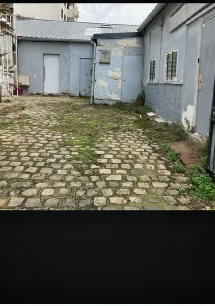 A MONTREUIL CROIX DE CHAVAUX LOCAUX CCIAUX A RÉNOVER