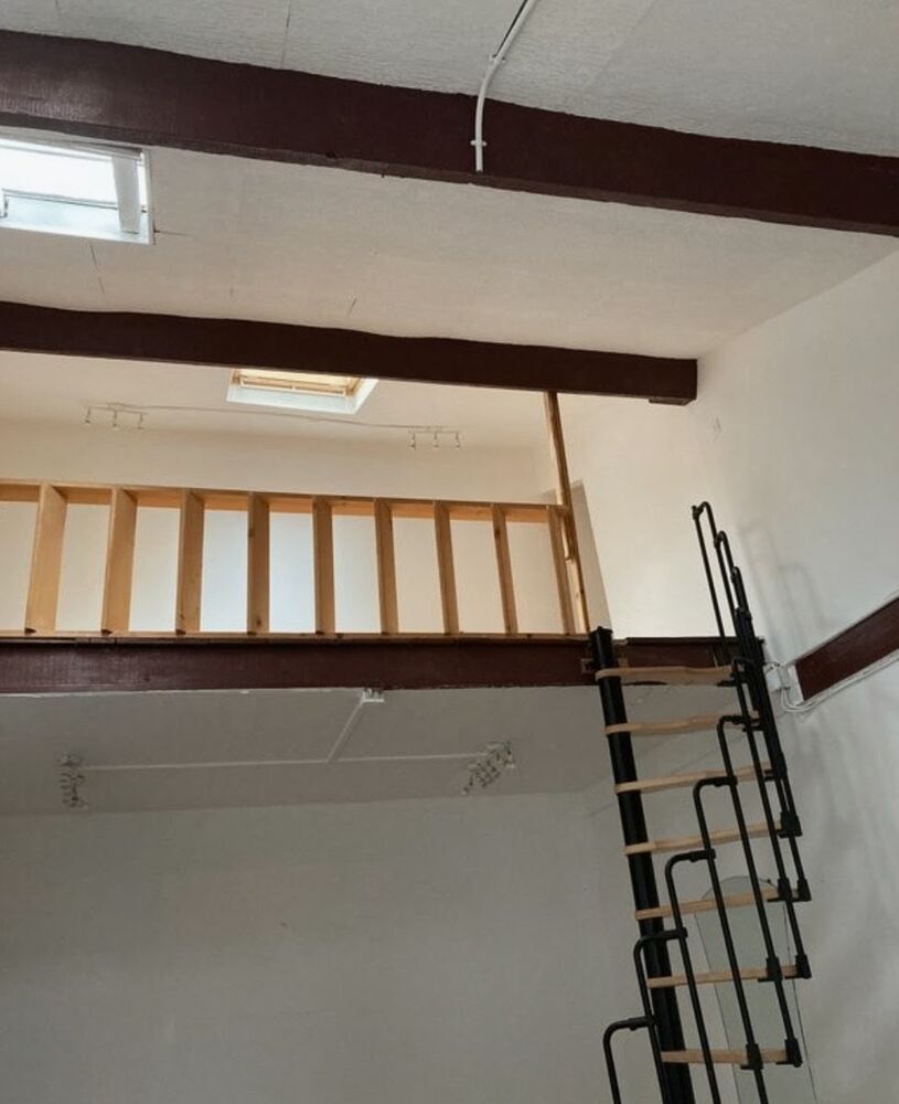 A MONTREUIL CROIX DE CHAVAUX LOCAUX CCIAUX A RÉNOVER
