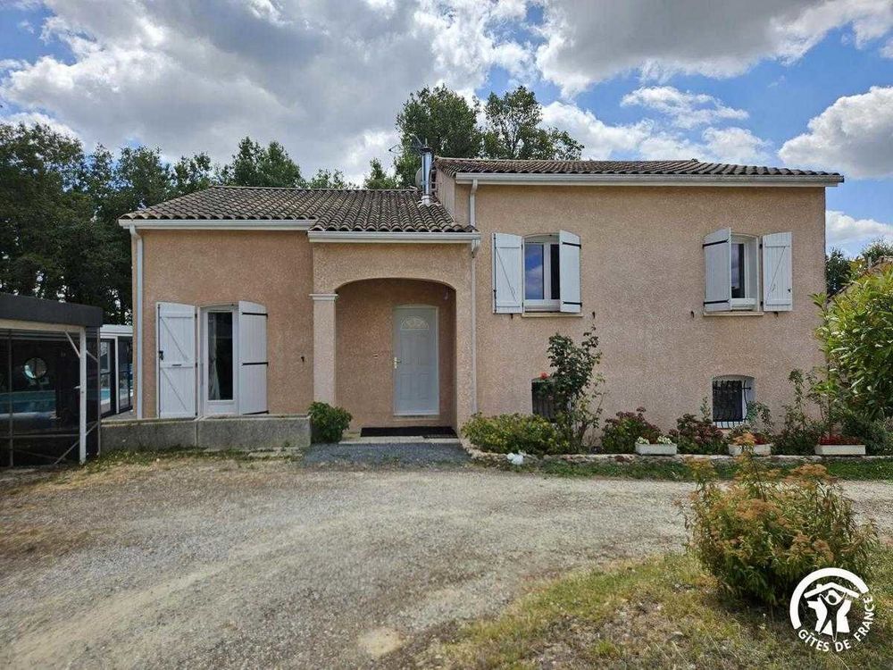PUYBEGON , MAISON 178 m², piscine chauffée et couverte. Bois