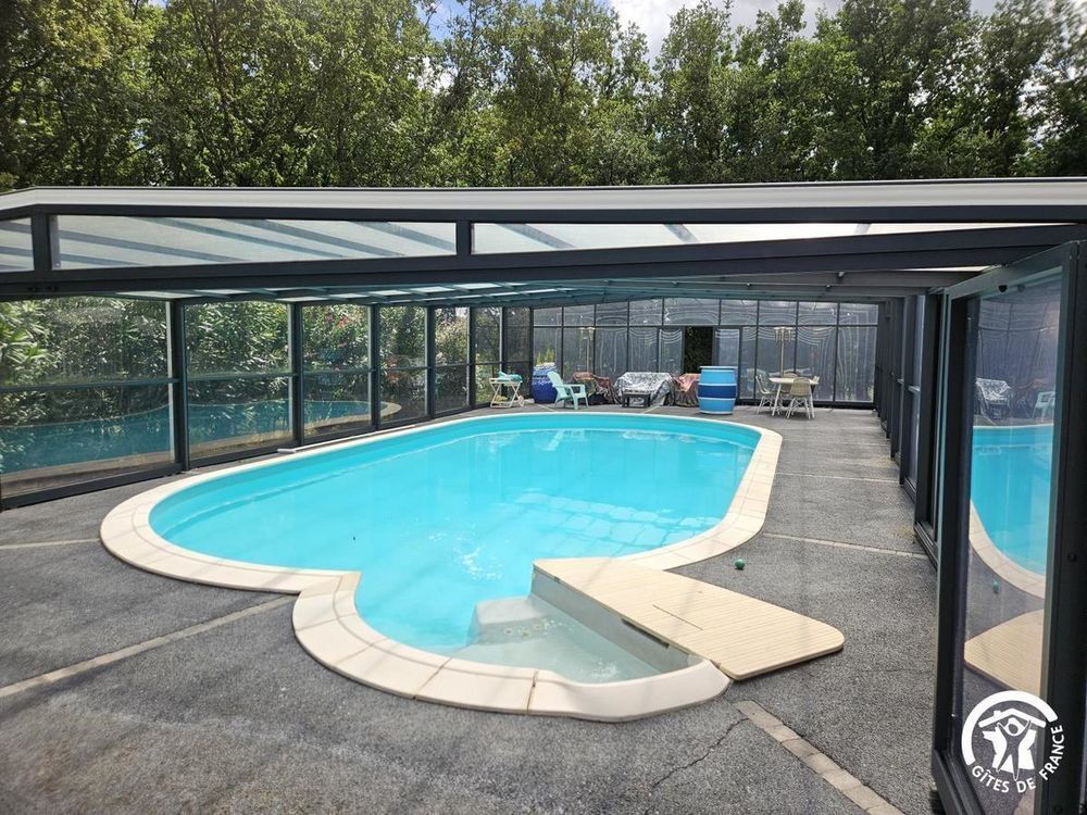 PUYBEGON , MAISON 178 m², piscine chauffée et couverte. Bois