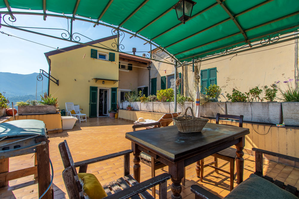 Maison historique en centre-village avec vue dégagée Liguria