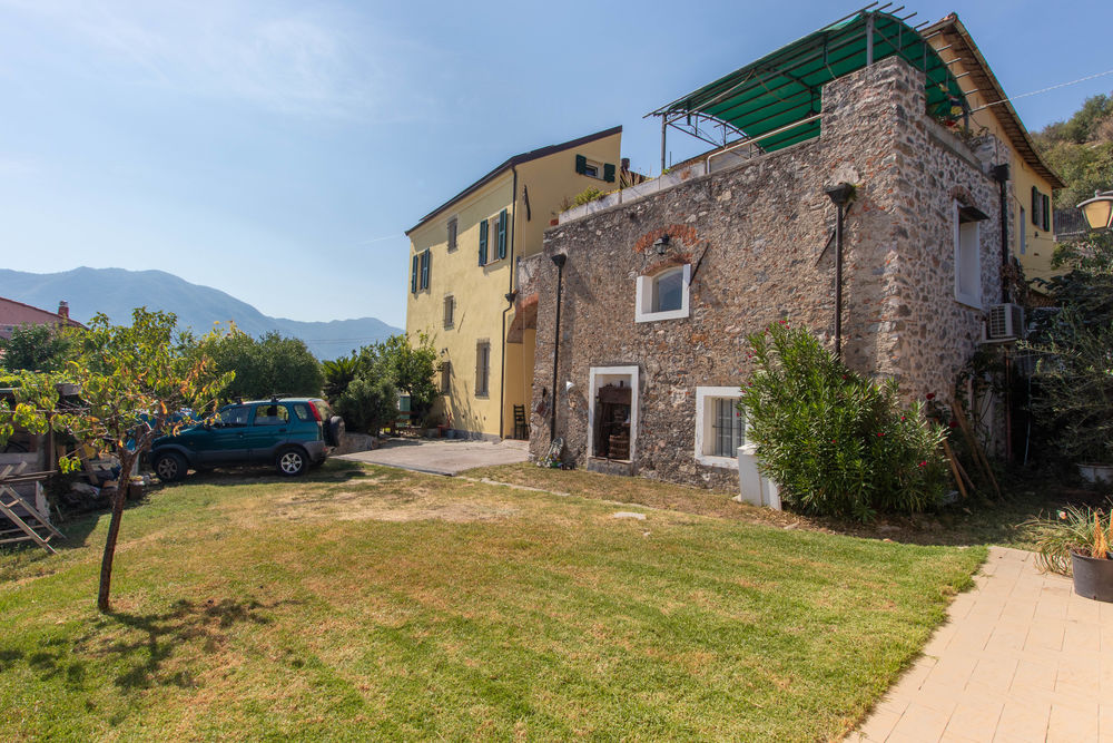 Maison historique en centre-village avec vue dégagée Liguria