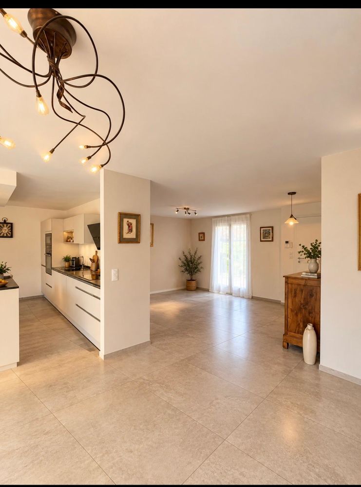 Maison individuelle, plain-pied, avec piscine et garage.